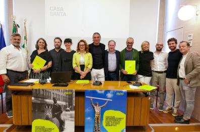 Fotografia, il ritorno di «Phest» trasforma Monopoli in un museo a cielo aperto. Trenitalia vettore ufficiale