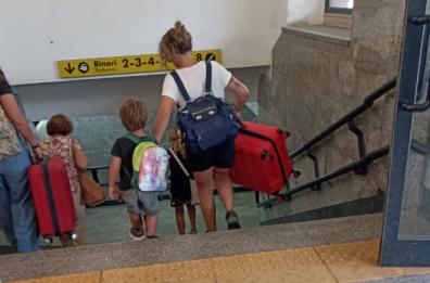 Lecce, la stazione senza ascensore è un’odissea con valigie e borsoni