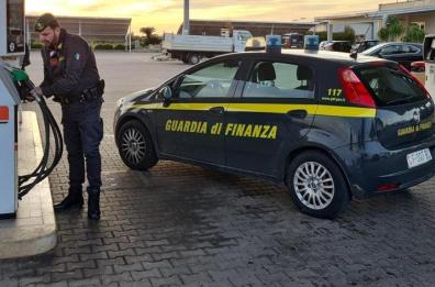 Distributori di benzina, controlli a raffica a Lecce: 1 su 2 è irregolare