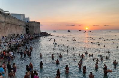 Monopoli, concerto all’alba a Porta vecchia e tuffo collettivo in mare