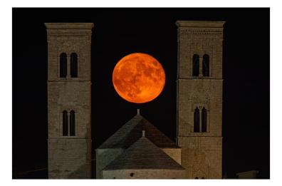 A Molfetta la Superluna è un medaglione d'oro rosso tra i campanili del Duomo vecchio