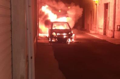 San Michele Salentino, un'auto alimentata a Gpl a fuoco nella notte: indagini in corso