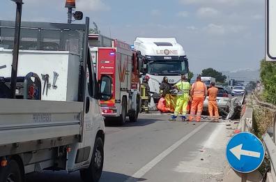 Massafra, frontale sulla SS7: conducente auto muore sul colpo, fatale l'impatto con un tir