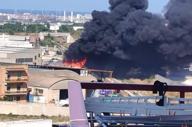 Modugno, a fuoco rifiuti compattati in un capannone alle porte di Bari VIDEO.  Il sindaco limita le attività all'aperto