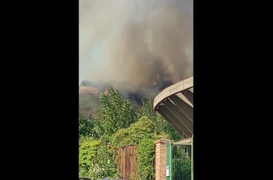 Napoli, incendio nella zona Monte Sant'Angelo nel quartiere Fuorigrotta