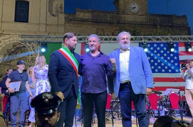 Sylvester Stallone e suo fratello Frank Jr. a Gioia del Colle ricevono la cittadinanza onoraria: la diretta