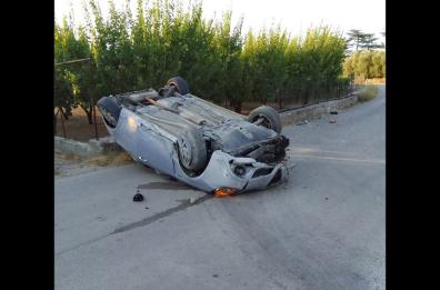 Ruvo, si ferma a soccorrere un uomo dopo incidente, ma questo gli ruba l'auto e scappa