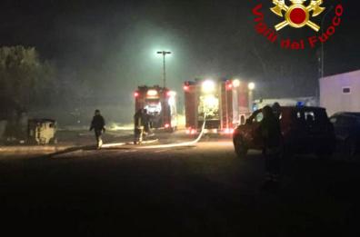 Lecce, a fuoco centinaia di alberi e sterpaglie vicino al Campo Panareo: vigili del fuoco sul posto