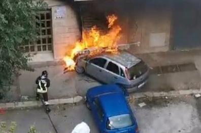 Foggia, auto prende fuoco e si schianta contro saracinesca di un locale