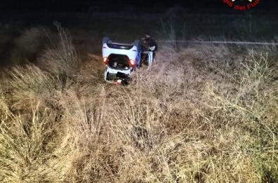 Brindisi, l'auto si ribalta sulla provinciale per San Vito: 22enne in ospedale