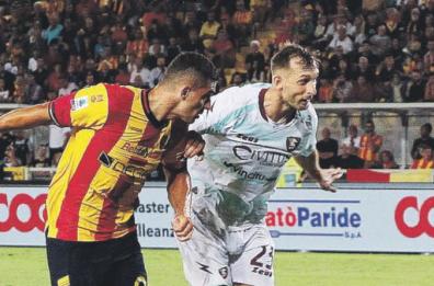 Calcio, la doppia sfida di Krstovic: «15 gol e Lecce salvo»