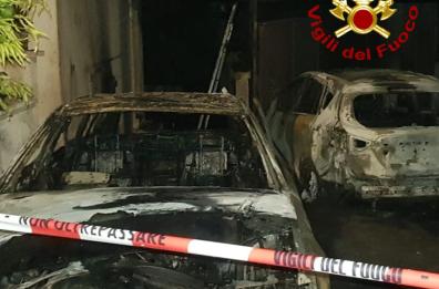 Rogo nella notte a Supersano: bruciate due auto parcheggiate sotto casa