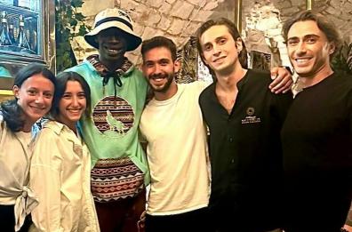Khaby, il tiktoker più famoso del mondo, turista con la famiglia a Cisternino