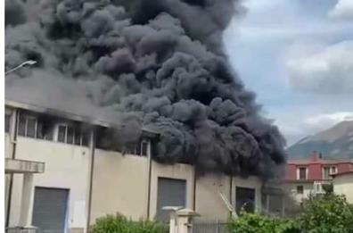 Incendio nel Potentino: in fiamme un capannone industriale