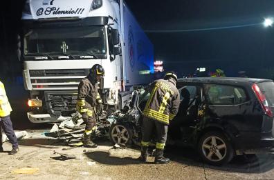 Scontro auto-tir tra Andria e Canosa: feriti 4 ragazzi. Morto il conducente dell'auto