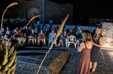 Primo giorno di scuola, a Minervino di Lecce gli studenti «diventano» alberi
