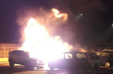 Brindisi, tre auto distrutte dalle fiamme nella notte