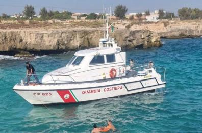 Monopoli, il mare lo trascina al largo: salvato dalla capitaneria di porto