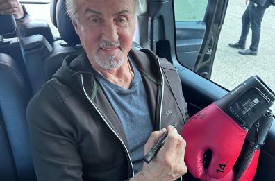 Bari, i guantoni autografati di Sylvester Stallone all'asta di beneficenza