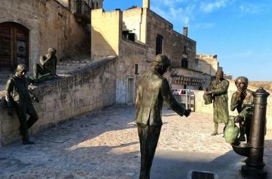 Matera, in via Muro nei Sassi ritorneranno in sicurezza le statue della Fontana dell'amore 

