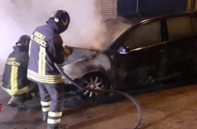 Cellino San Marco, auto in fiamme nella notte in via Gramsci 