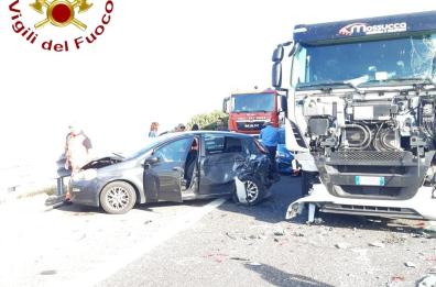 San Severo, carambola sull'A14 per colpa del fumo: coinvolti 7 auto, tra cui un tir e un'ambulanza