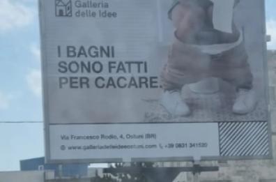 Ostuni, «i bagni sono fatti per cac**e» e scoppia la polemica contro i cartelloni pubblicitari
