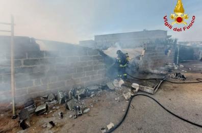 San Donaci, rogo in un deposito distrugge Ape car e attrezzi agricoli