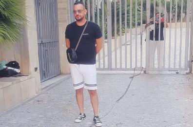 Brindisi, si incatena all’ingresso del Comune: «Sindaco, ho bisogno di un aiuto»