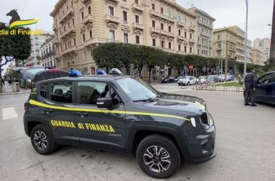 Bari, GdF sorprende 7 «bagarini» a vendere abusivamente biglietti della Fiera: segnalati
