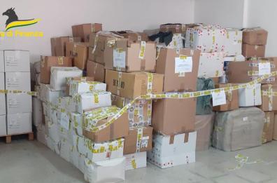 Barletta, GdF sequestra 100mila articoli di vestiario contraffatti e denuncia imprenditore