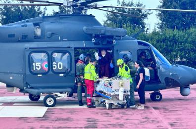 Bimbo cardiopatico da Barletta a Taormina: il volo con l'elicottero militare. Secondo volo salvavita da Perugia a Bari