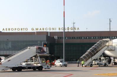 Schiacciato da un mezzo della sua ditta in retromarcia: operaio 52enne pugliese muore a Bologna