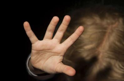 Salento, picchia moglie e figli sordomuti: indagato, la verità nei disegni dei bambini