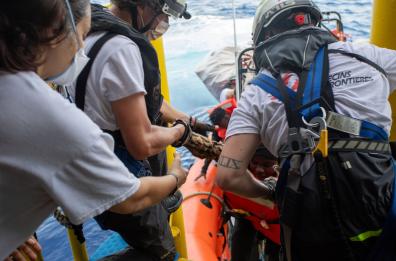 Migranti, nelle ultime ore la Geo Barents salva 471 persone: sbarcheranno a Brindisi