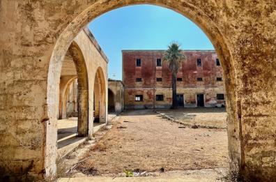 Viaggio onirico per visitare i villaggi fantasma custoditi del Salento