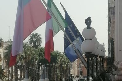 Bari, sulla facciata del Comune sventola la bandiera del Cile