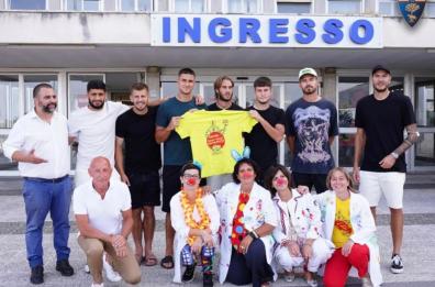 I giocatori del Lecce incontrano i bimbi ricoverati al pediatrico del Fazzi