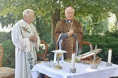 Ruvo, sacerdote celebra con indosso una casula leopardata e il web si scatena
