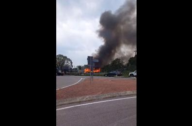 Incendio a Melzo, fiamme al centro sportivo