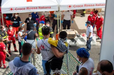 Brindisi, arrivata al porto la Geo Barents: a bordo 471 migranti, 173 sono minori