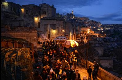 Matera, il presepe vivente della città dei Sassi gemellato con quello di Greccio