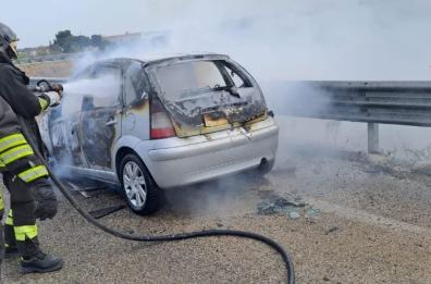 Mesagne, auto in fiamme mentre percorre la Statale 7: paura per una donna