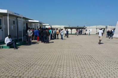 Migranti, «Il Cpr Bari esplode, permanenza di 18 mesi appesantisce la situazione»