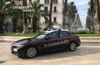 Taranto, litiga con due conoscenti, poi torna e spara contro la loro finestra: arrestato