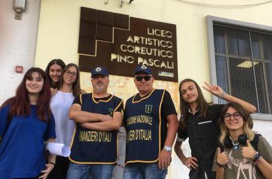 Bari, anche l'associazione finanzieri fa le ronde anti-pedofilia e bullismo fuori dalle scuole