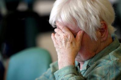 Uno tsunami familiare chiamato Alzheimer: storia di una morte lenta