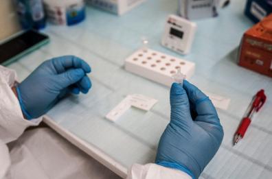 Covid, in Puglia obbligo tamponi per chi si ricovera in reparti a rischio