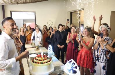 Dhillon, l’architetto britannico innamorato del Salento festeggia i 50 anni in Puglia