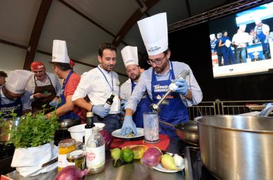  «Sindaci, ai fornelli», a Bisceglie Emiliano e Decaro chef per un giorno